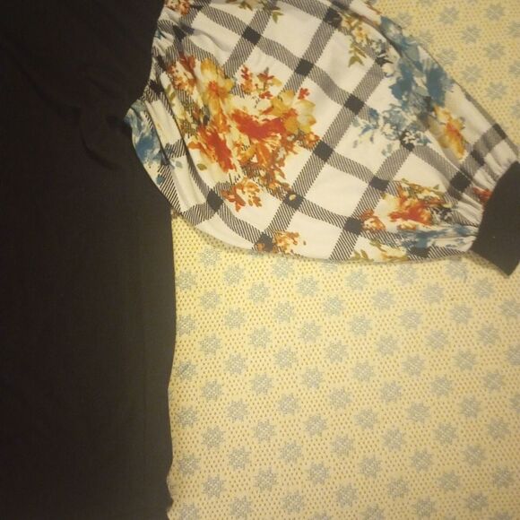 Floral and plaid balloon sleeve top - Picture 7 of 9